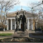 фото памятника Кириллу и Мефодию перед Петропавловским собором