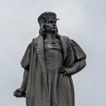 Протестующие в США снесли памятник Колумбу и сбросили его в озеро
